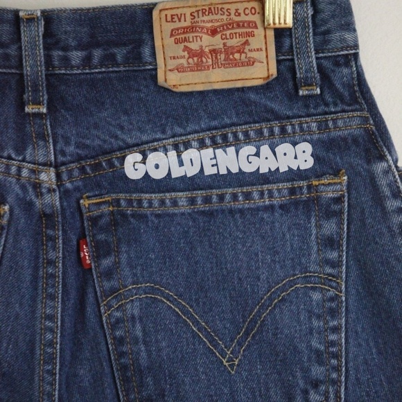 Vintage Levi's High Waisted Denim Shorts 22-38 - Picture 3 of 8